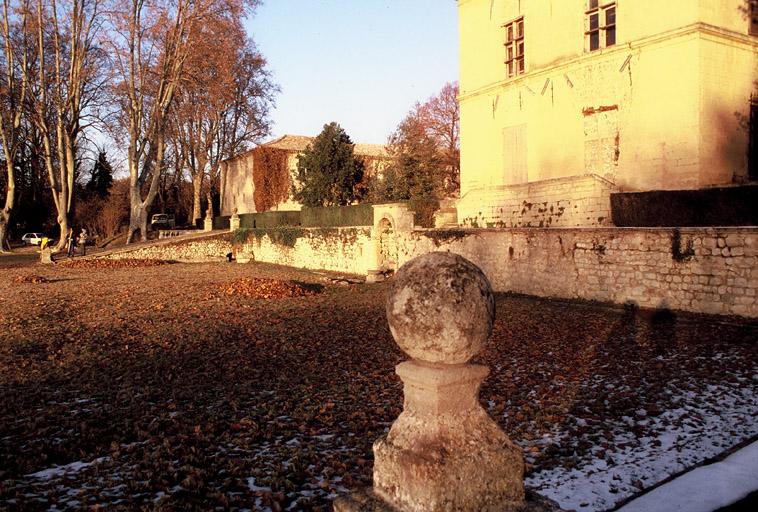 Vue du parc à l'ouest, la rampe d'accès.