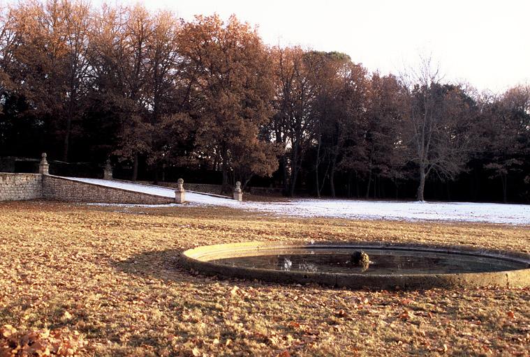 Vue du parc à l'ouest, le bassin circulaire.