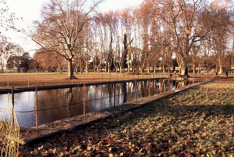 Vue du parc à l'ouest, la pièce d'eau rectangulaire.