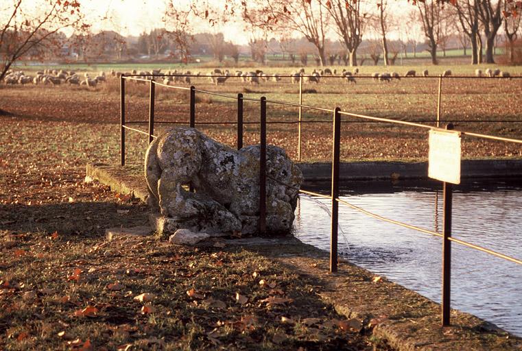 Vue du parc à l'ouest, la pièce d'eau rectangulaire.