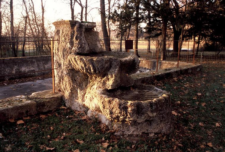 Vue du parc à l'ouest, la fontaine aux coquilles.