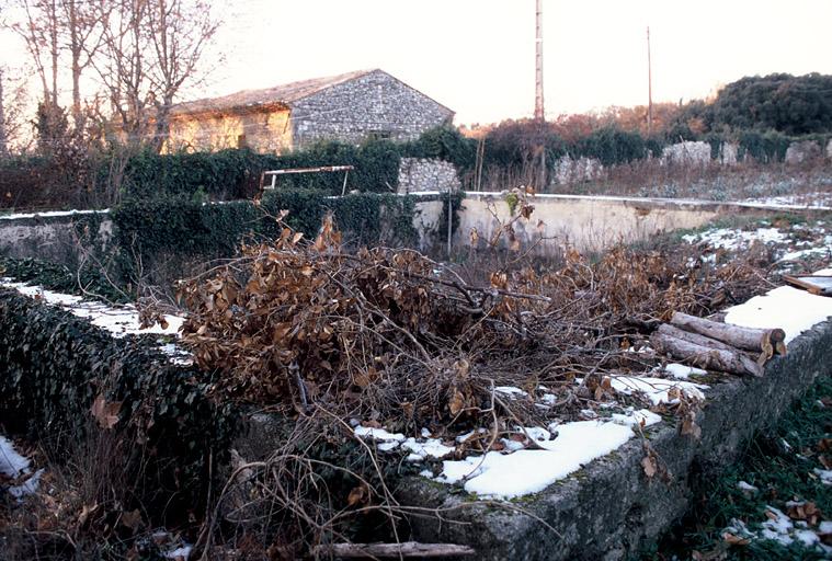 Vue du parc, le verger et le bassin.