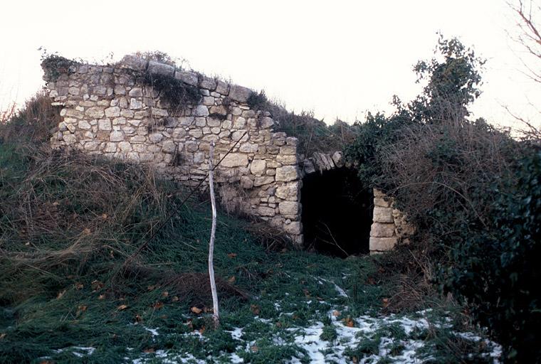 Vue des ruines de l'ancien château près de la chapelle.