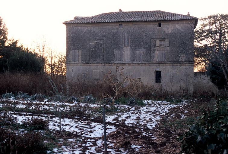 Vue de la façade latérale Est depuis le potager.