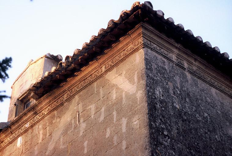 Vue de la façade latérale, détail de la corniche.