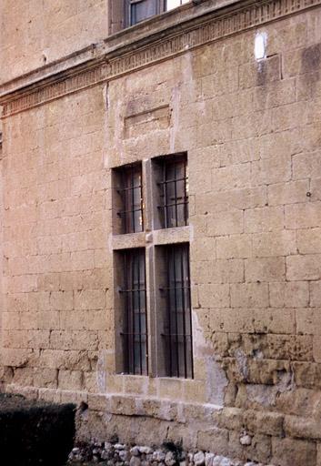 Vue de la façade sud, détail d'une fenêtre.