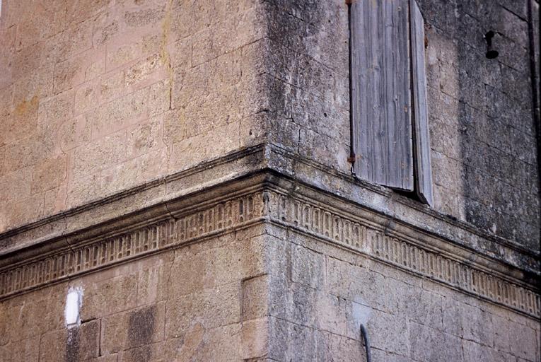 Vue de la façade sud, détail de la frise.