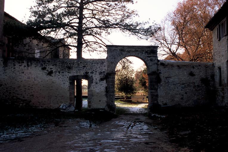 Vue du portail sur la cour du château.