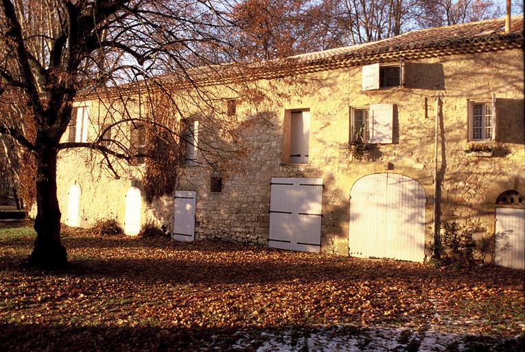 Vue des dépendances dans la cour du château.