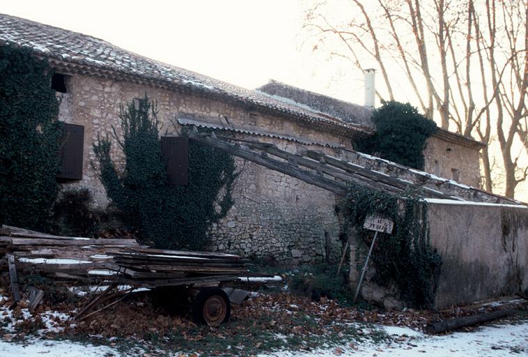 Vue des dépendances, la façade postérieure.