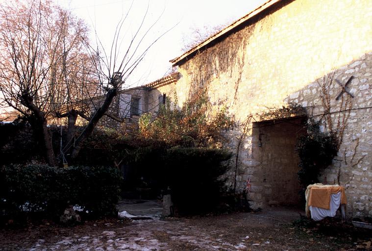 Vue des dépendances, les écuries.