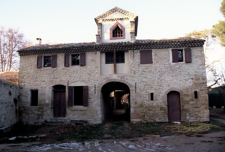 Vue des dépendances, la maison à portique.