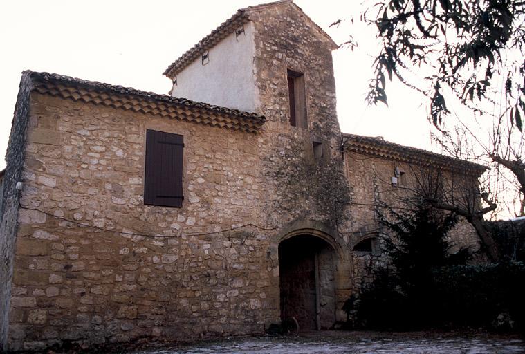 Vue des dépendances, la maison à portique, façade nord.