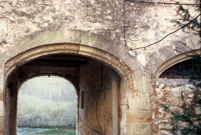 Vue des dépendances, la maison à portique, détail des arcades de l'ancien cloître.