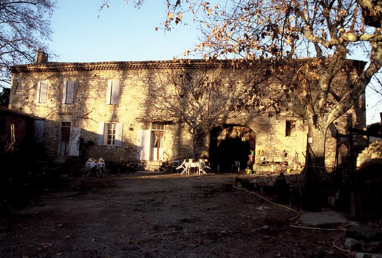 Vue des dépendances, la ferme au sud.