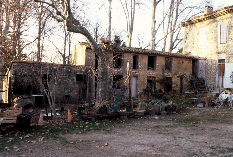 Vue des dépendances, la ferme au sud, l'aile en retour d'angle.