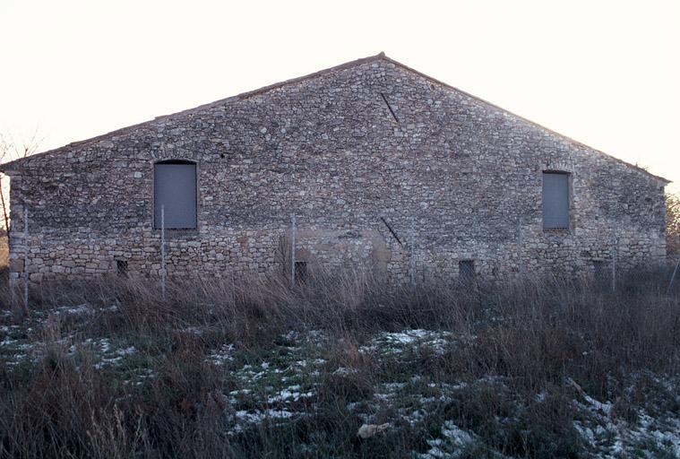 Vue des dépendances, la bergerie, détail du mur postérieur.