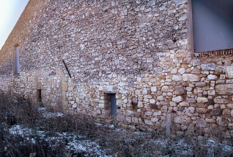 Vue des dépendances, la bergerie, détail du mur postérieur.