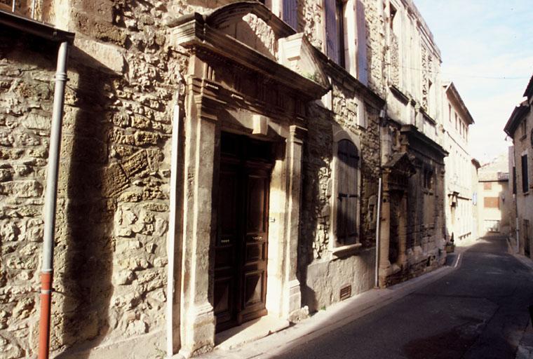 Vue générale des façades sur la rue.