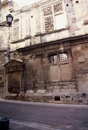 Vue générale de la façade ruinée sur la rue.