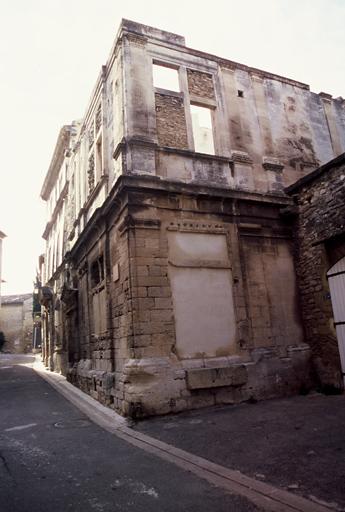 Vue générale de la façade ruinée sur la rue.