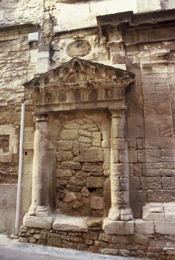 Vue de la façade ruinée sur la rue, détail du portail.