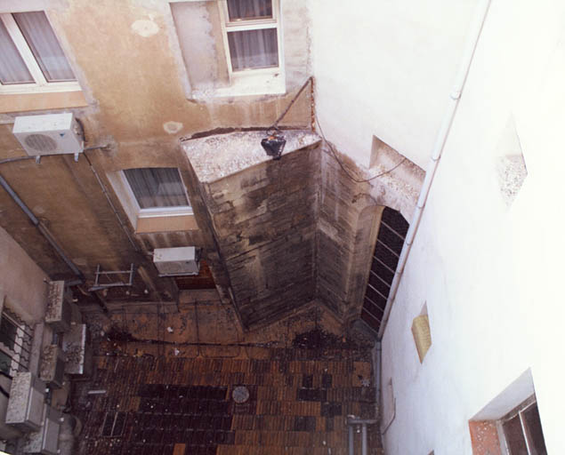 Vue dans une cour intérieure du chevet de l'église.