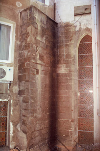 Vue dans une cour intérieure du chevet de l'église.