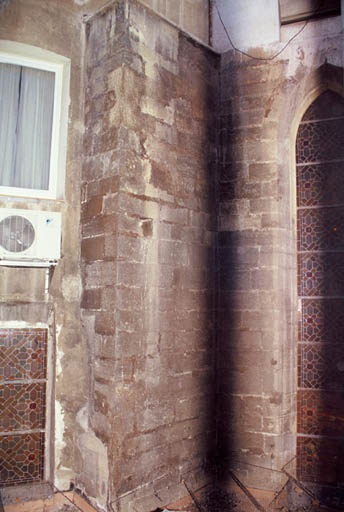 Vue dans une cour intérieure du chevet de l'église.