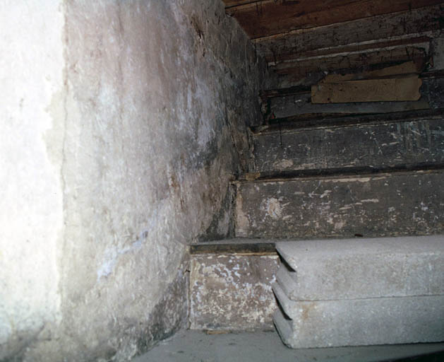 Vue du chevet de l'église depuis le hall d'entrée de l'immeuble cours Mirabeau, détail de l'escalier s'appuyant sur le mur du chevet.