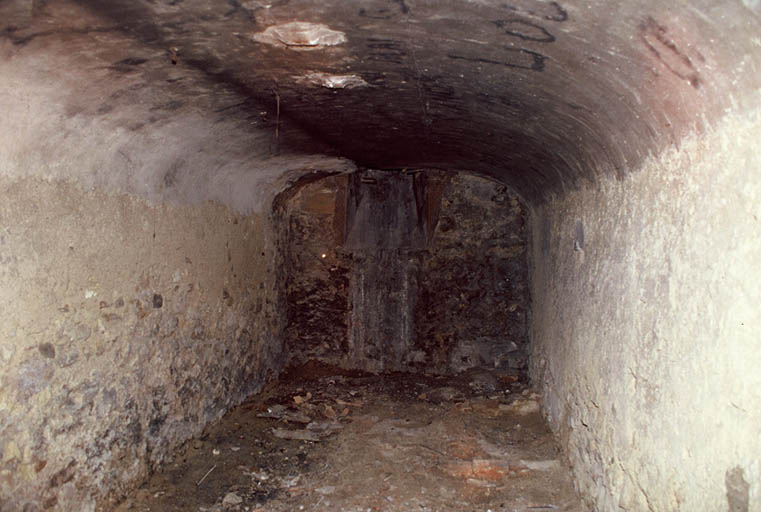 Vue d'une cave de l'immeuble cours Mirabeau.