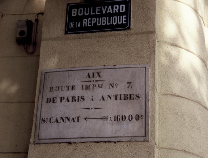 Vue de la plaque en marbre de la route royale, boulevard de la République en face de la maison.