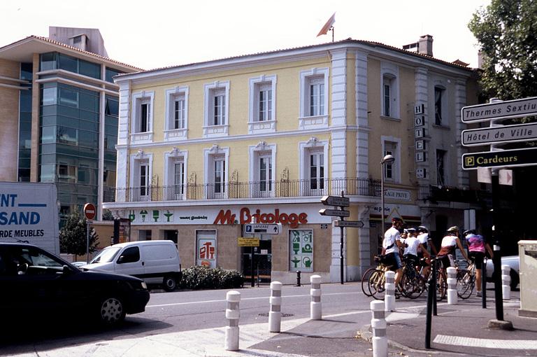 Vue de l'immeuble appelé l'hôtel Artéa en face de la maison.