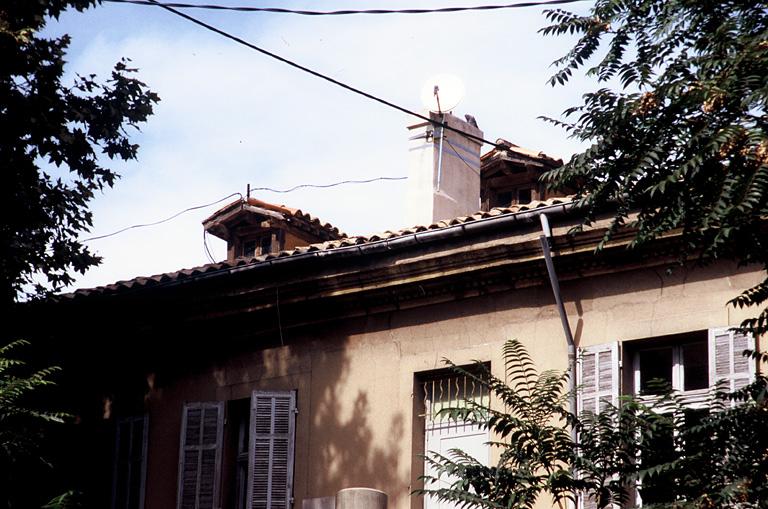 Vue de la toiture au sud, détail d'une ouverture.