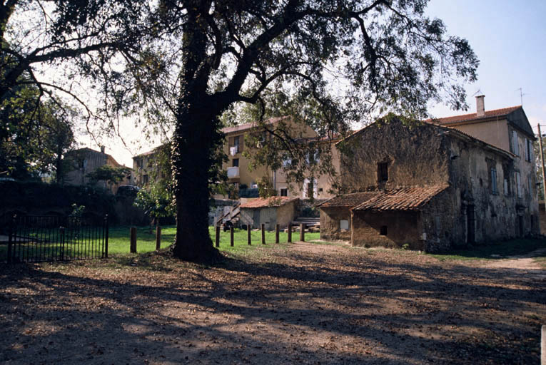 Bâtiments d'origine en bordure de l'Huveaune.