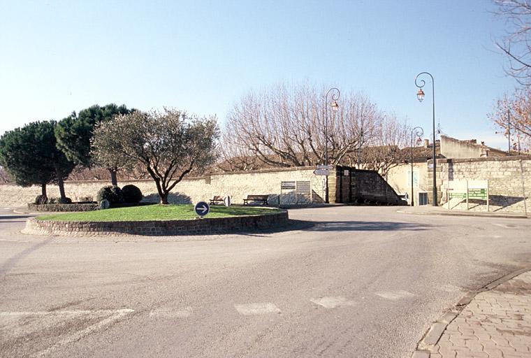 Porte Léon Roche ou d'Orange, vue depuis l'arrivée de la route d'Orange.