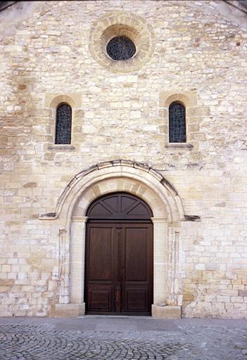 Façade principale, porte d'entrée.