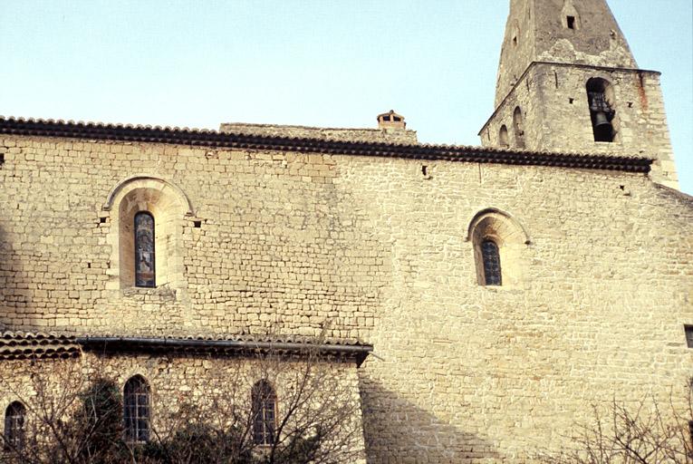 L'église vue depuis l'est, clocher au nord.