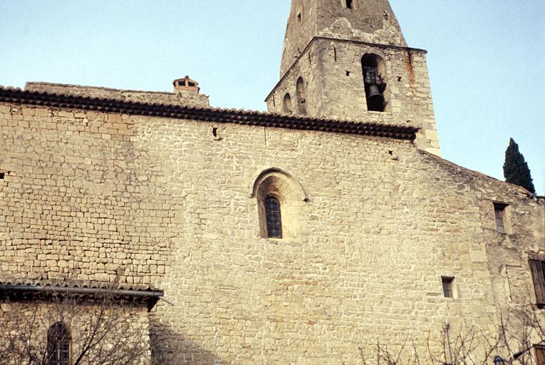 L'église vue depuis l'est, clocher au nord.