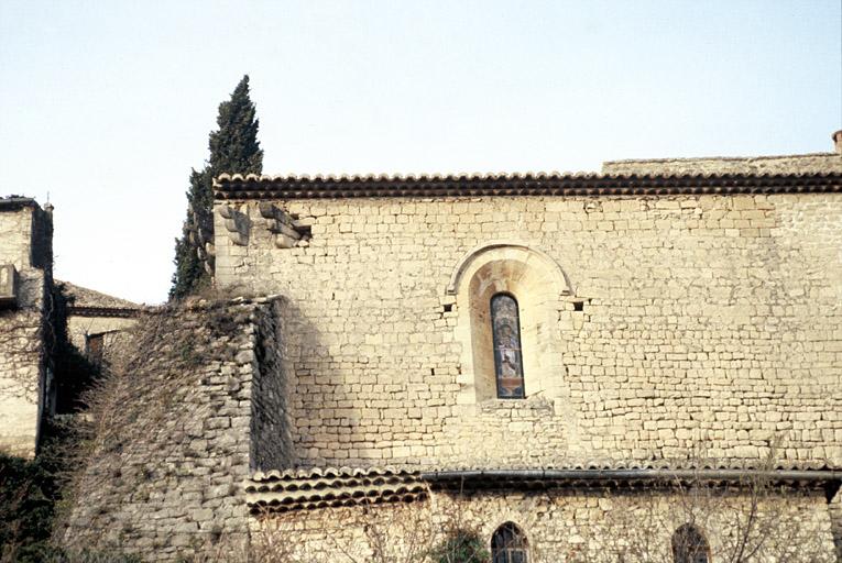 L'église vue depuis l'est, chevet plat au sud.