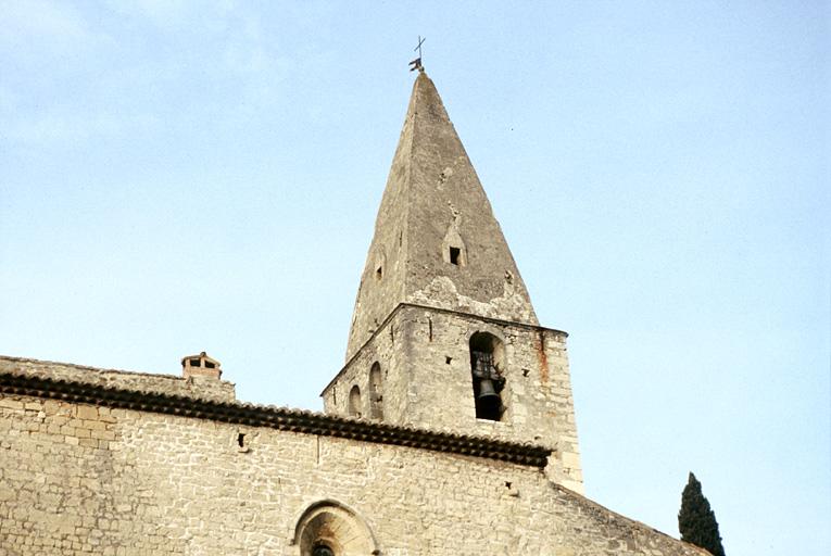 L'église vue depuis l'est, clocher au nord.