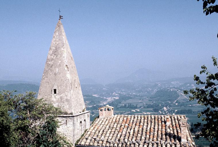 Le clocher vu depuis l'ouest.