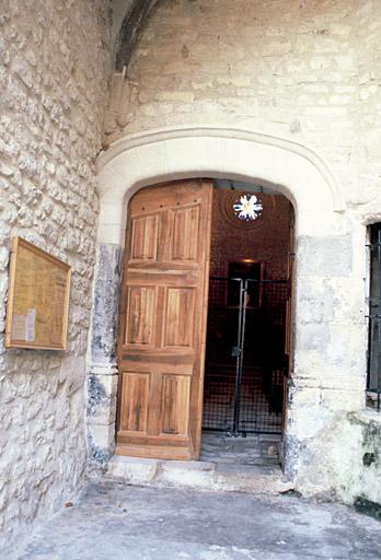 Porte d'entrée sous le clocher-porche.