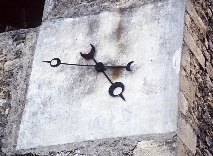 Clocher, détail horloge, face nord.