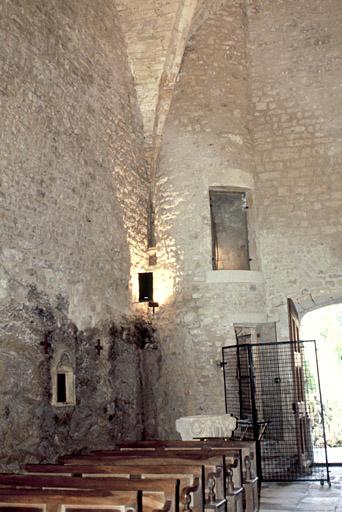 Première travée de la nef, tourelle dans l'anle sud-ouest renfermant l'escalier conduisant au clocher.