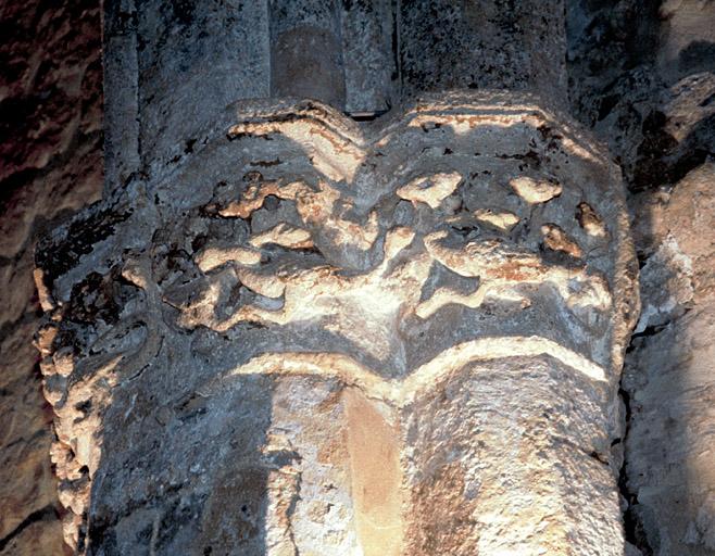 Chapiteau-frise recevant les nervures des voûtes de la nef.