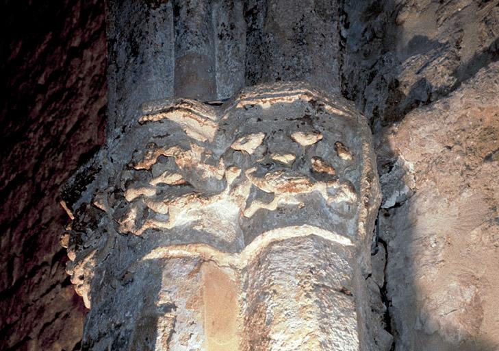 Chapiteau-frise recevant les nervures des voûtes de la nef.