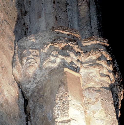 Chapiteau-frise recevant les nervures des voûtes de la nef.