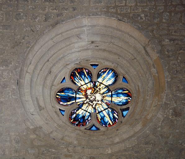 Dans le choeur, oculus percé au centre du mur sud.