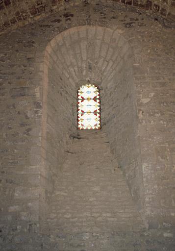 Première travée de la nef, fenêtre dans le mur est.